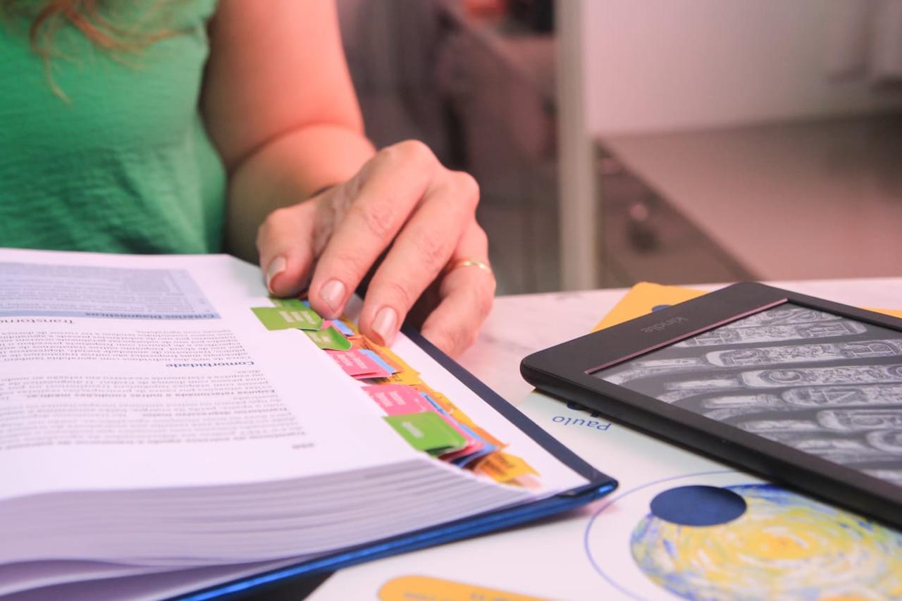 Detalhe do consultório: livros e materiais de estudo da prática clínica