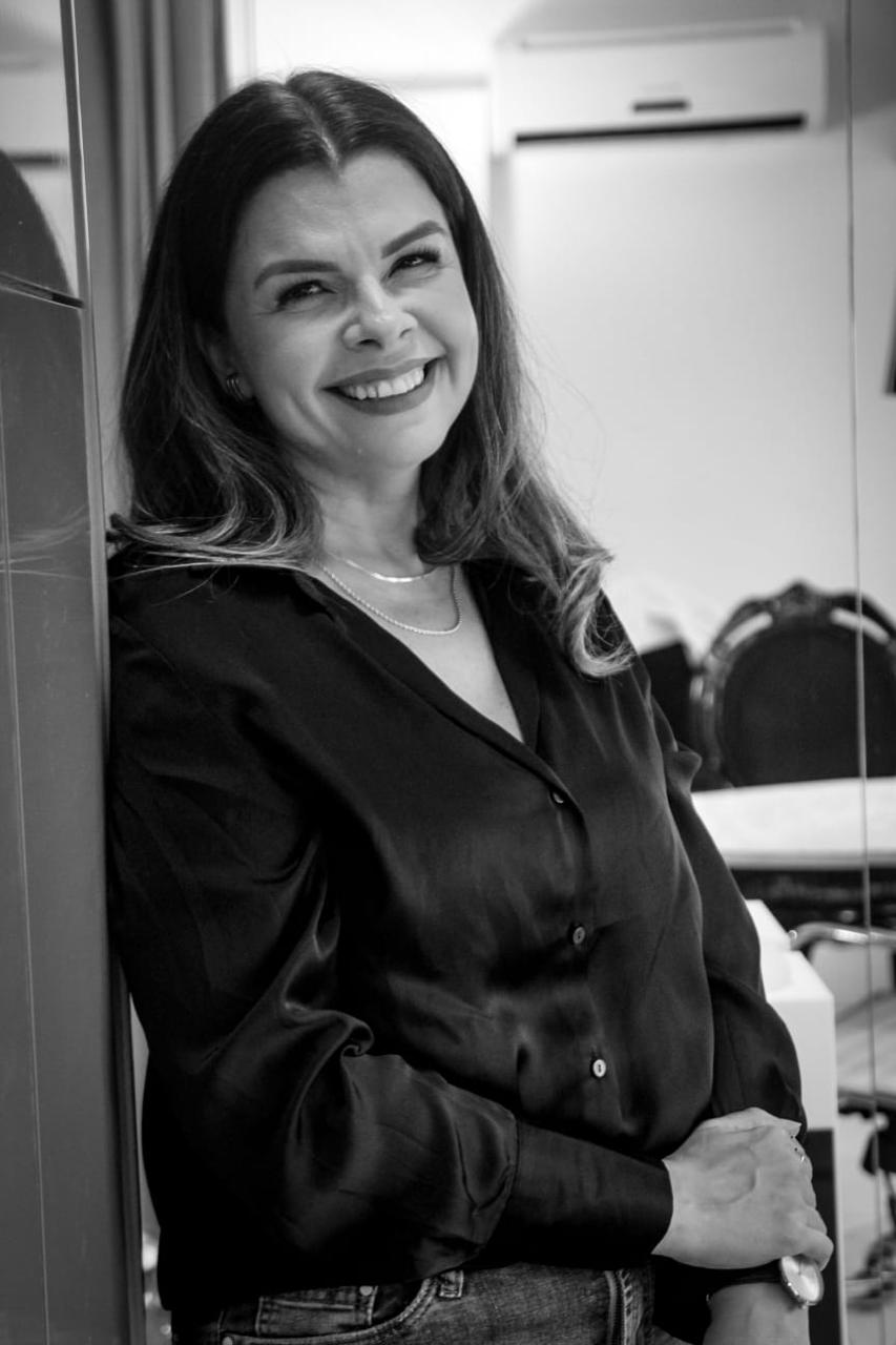 Flaviana Mourão em retrato editorial preto e branco